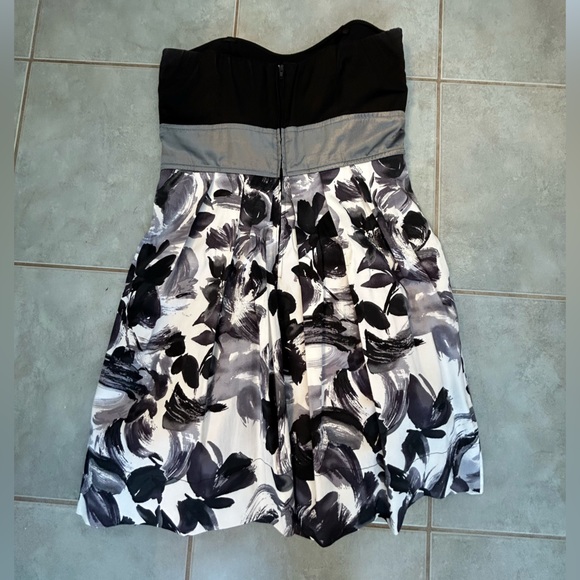 Women’s medium Le Chateau short prom dress @ 2010. Strapless with crinoline. - Picture 2 of 4